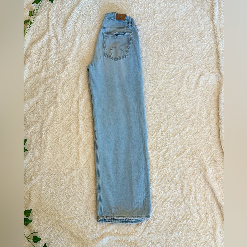 American eagle
Mom Jean
Light wash
Size 0-2